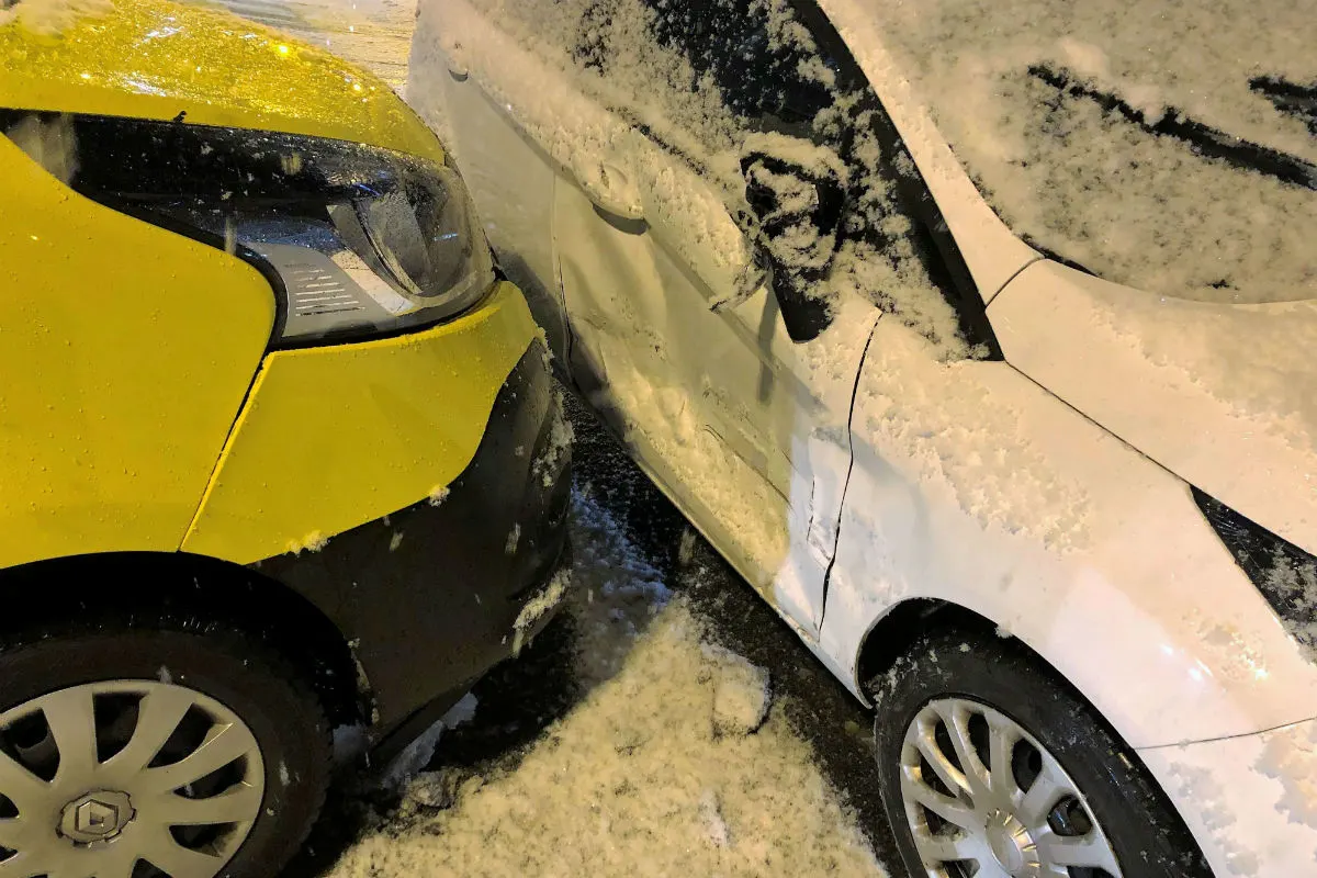 Glarus GL - Lieferwagen übersehen