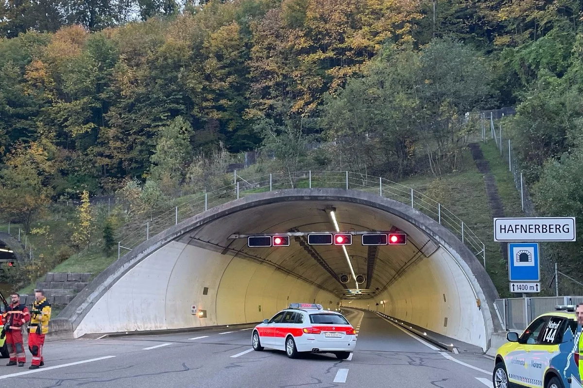 Birmensdorf ZH -  Fahrzeugbrand in Autobahntunnel auf der A3