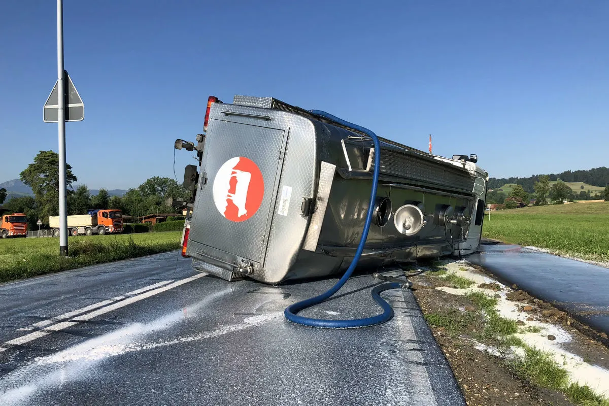 Neuenkirch-Hellbühl LU - Milchtransporter kippt auf die Seite