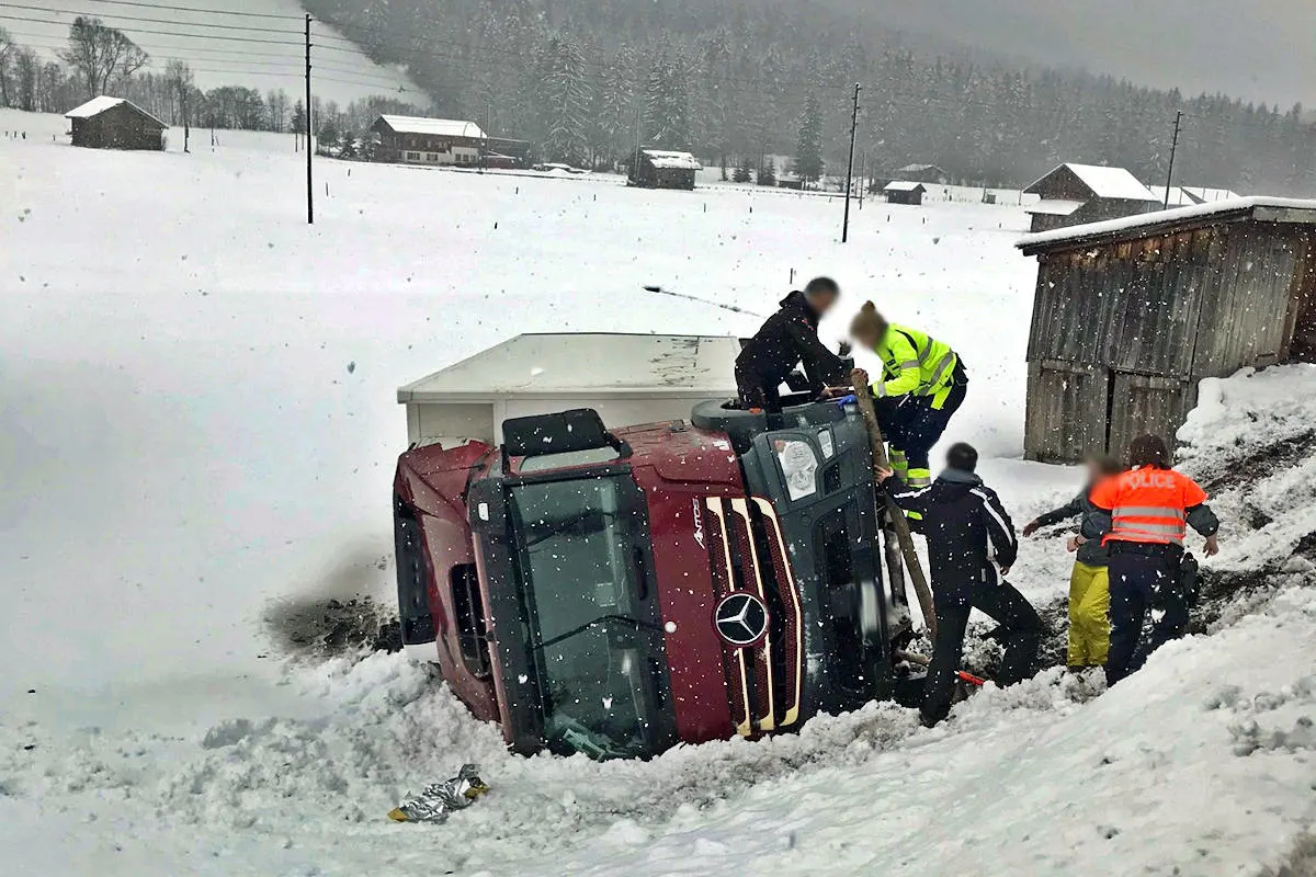 Lenk im Simmental BE – Lastwagen von Strasse abgekommen