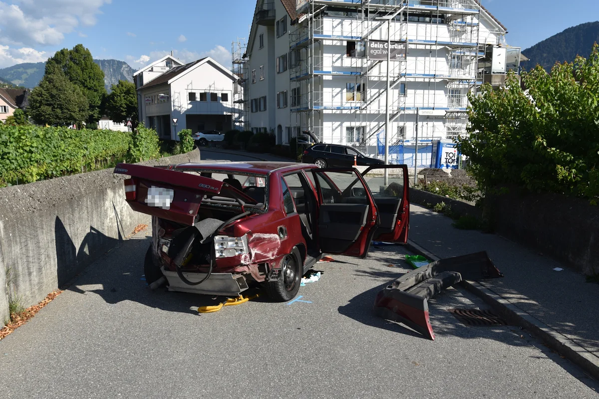 Maienfeld GR - Autofahrer kollidiert mehrmals mit Mauern
