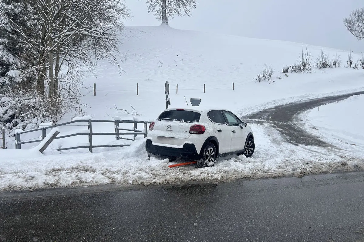 Hundwil AR – Fahrzeug bleibt mit Sommerreifen im Schnee stecken