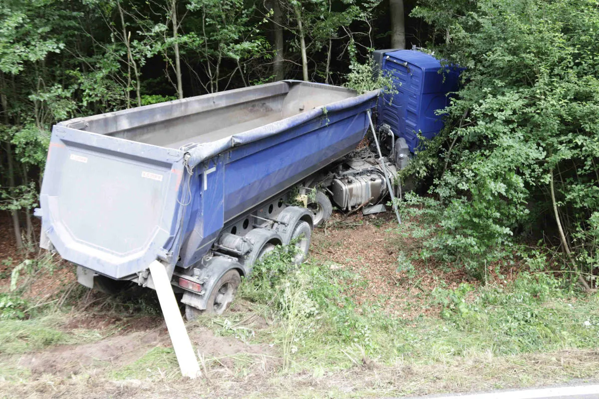 Höxter – Lkw fährt in Straßengraben – Verdacht von Alkoholeinfluss