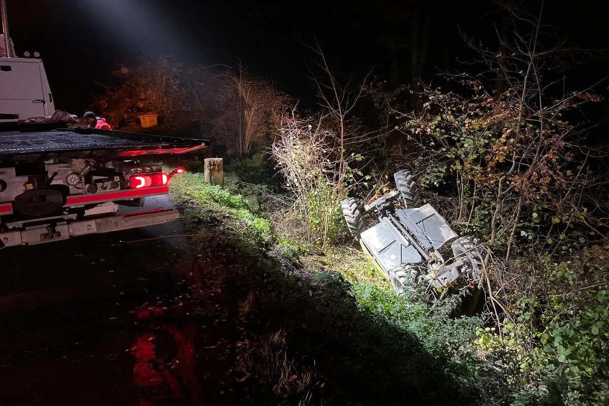Unfall Bergdietikon AG - Arbeitskarren stürzt Bord hinunter