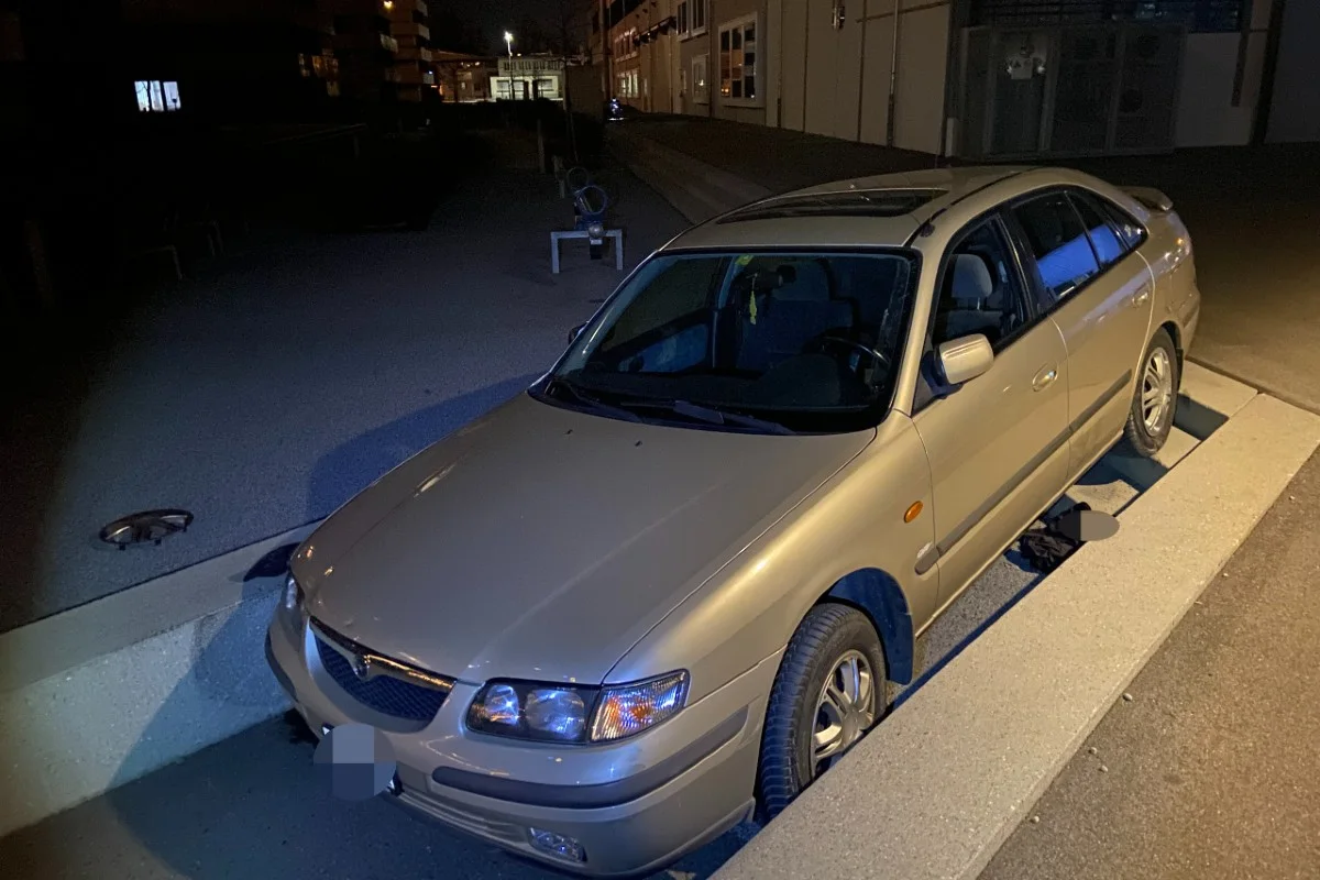 Muri AG - Kontrolle über Mazda verloren und im Treppenabgang steckengeblieben
