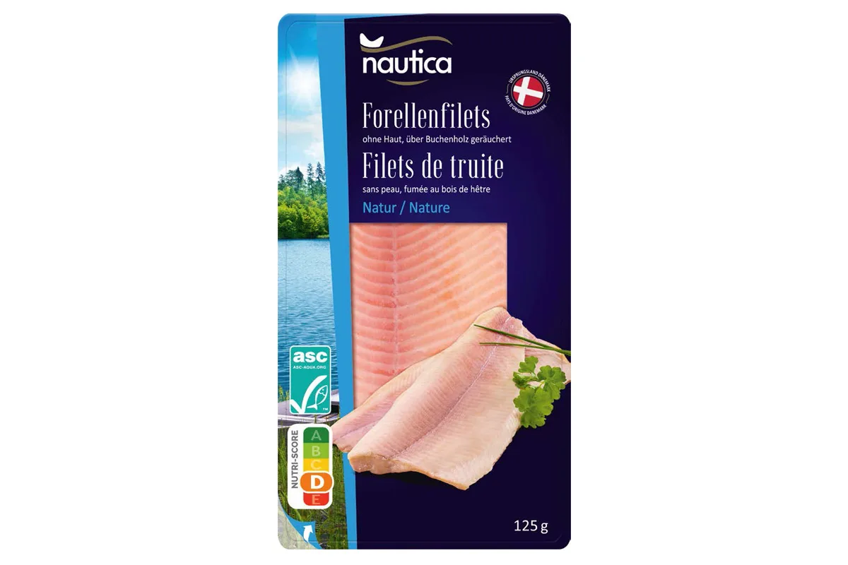 Die Abbildung zeigt die Verpackung von nautica Forellenfilets, die ohne Haut und über Buchenholz geräuchert sind. Auf der Verpackung sind verschiedene Zertifizierungen und ein Landschaftsbild zu sehen.