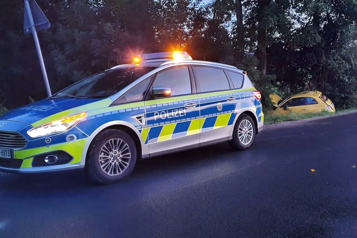 Salzkotten - Gegen einen Baum geschleudert