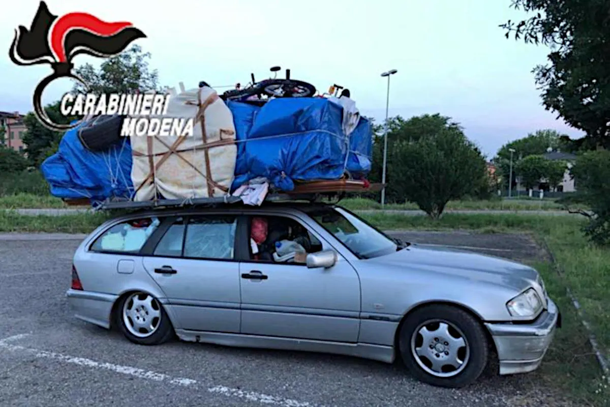 Komplettes Schlafzimmer auf Auto geladen