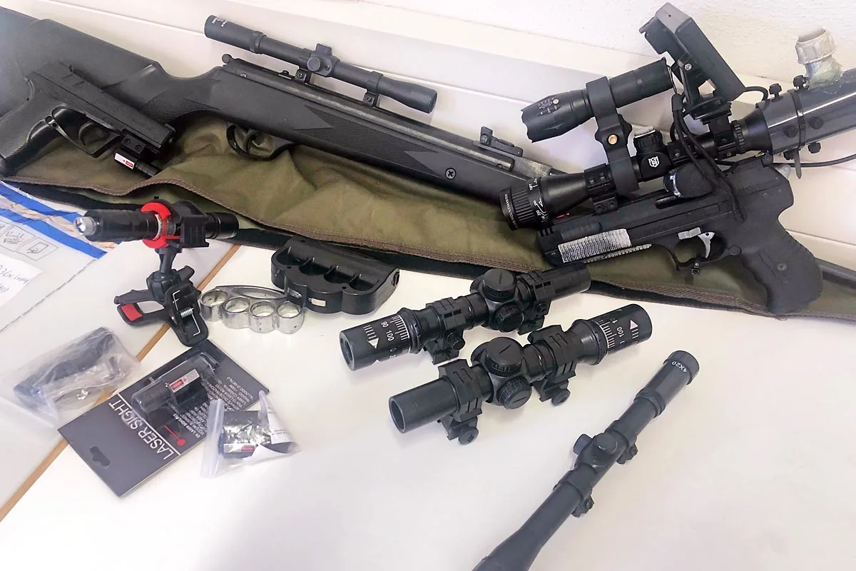  Dornstadt - Schwer bewaffnet - Zoll entdeckt bei Fahrzeugkontrolle illegale Waffen 