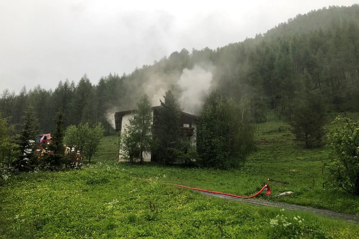 Samnaun GR - Blitzeinschlag in Dachstuhl eines Wohnhauses