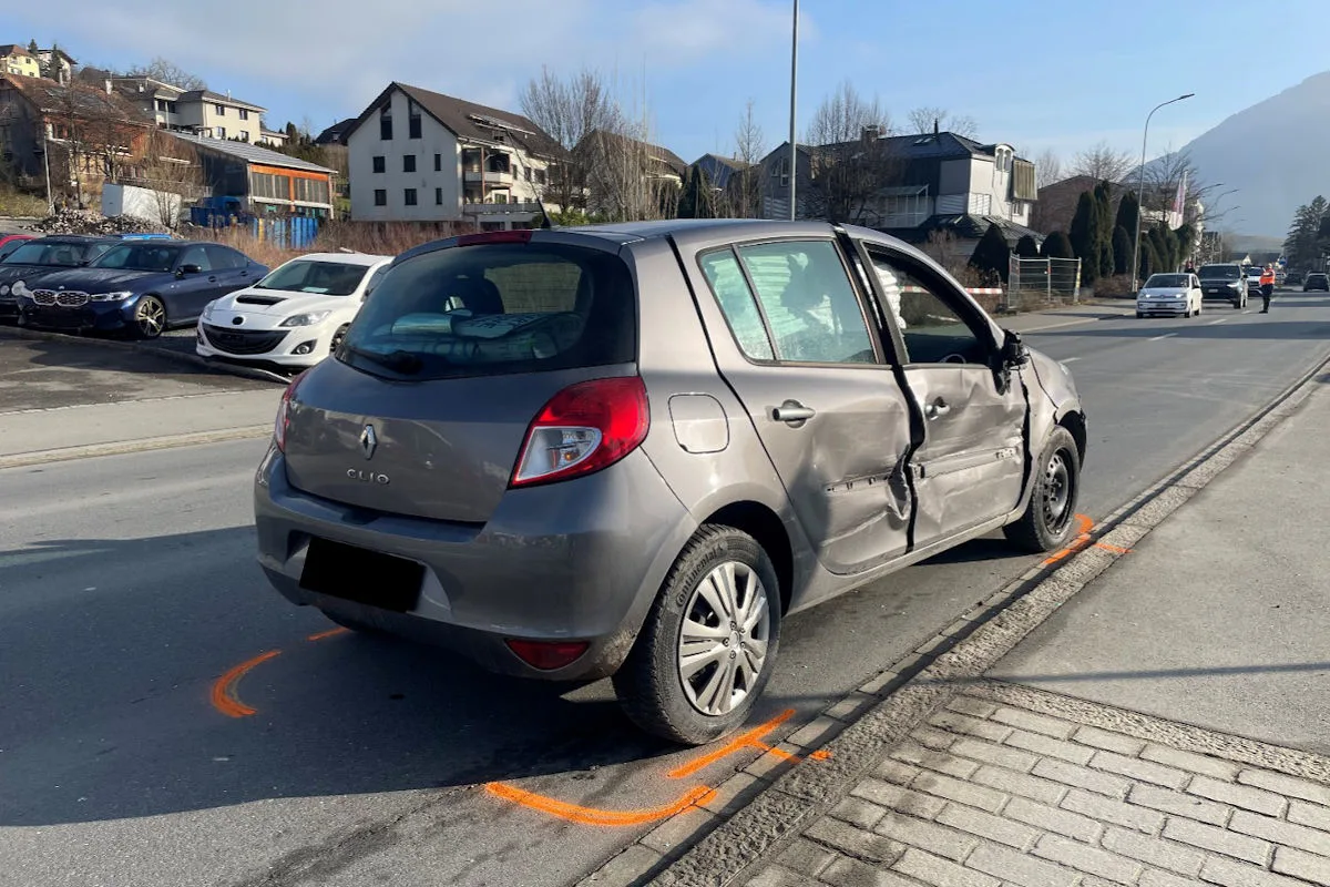 Eschen FL – Lieferwagen kollidiert beim Einbiegen mit Auto