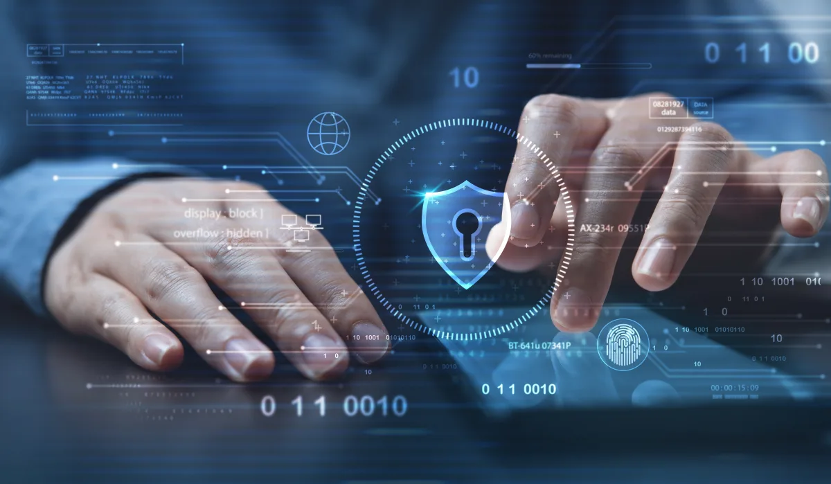 Zwei Hände interagieren mit einem digitalen Interface, auf dem ein Schloss-Symbol erscheint, was auf digitale Sicherheit hinweist.