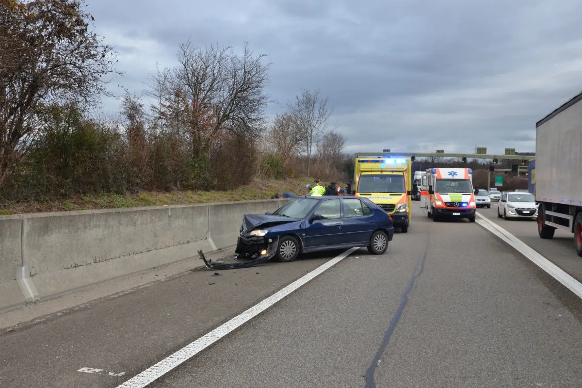 Pratteln BL - Drei Personen bei Selbstunfall verletzt