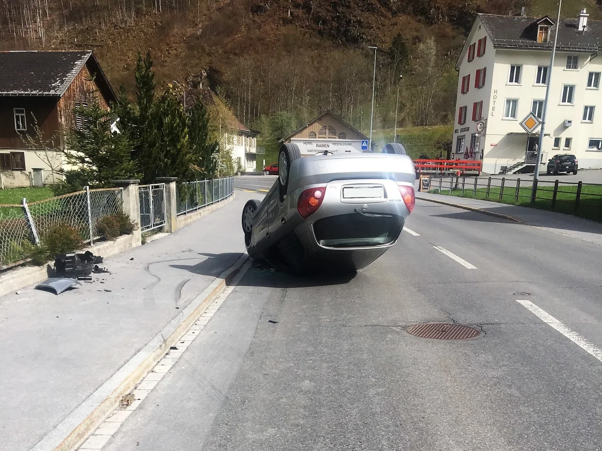 Linthal - Auto landet auf der Hauptstrasse auf dem Dach