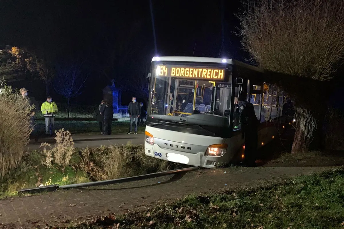 Unfall in Borgentreich - Linienbus geriet in Straßengraben