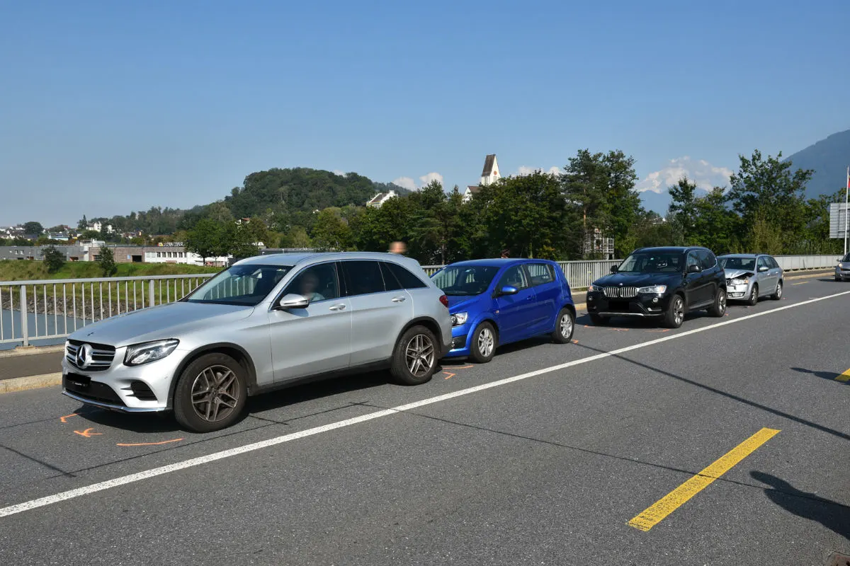 Bendern FL - Kollision mit vier Fahrzeugen