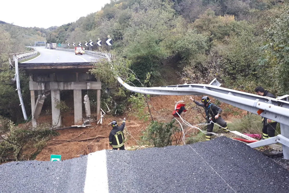 A6 Savona  - Teil der Autobahn nach Erdrutsch eingestürzt