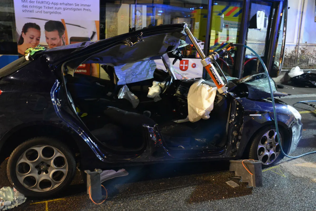 Olten SO - Alfa Romeo kollidiert mit Linienbus – vier Leichtverletzte
