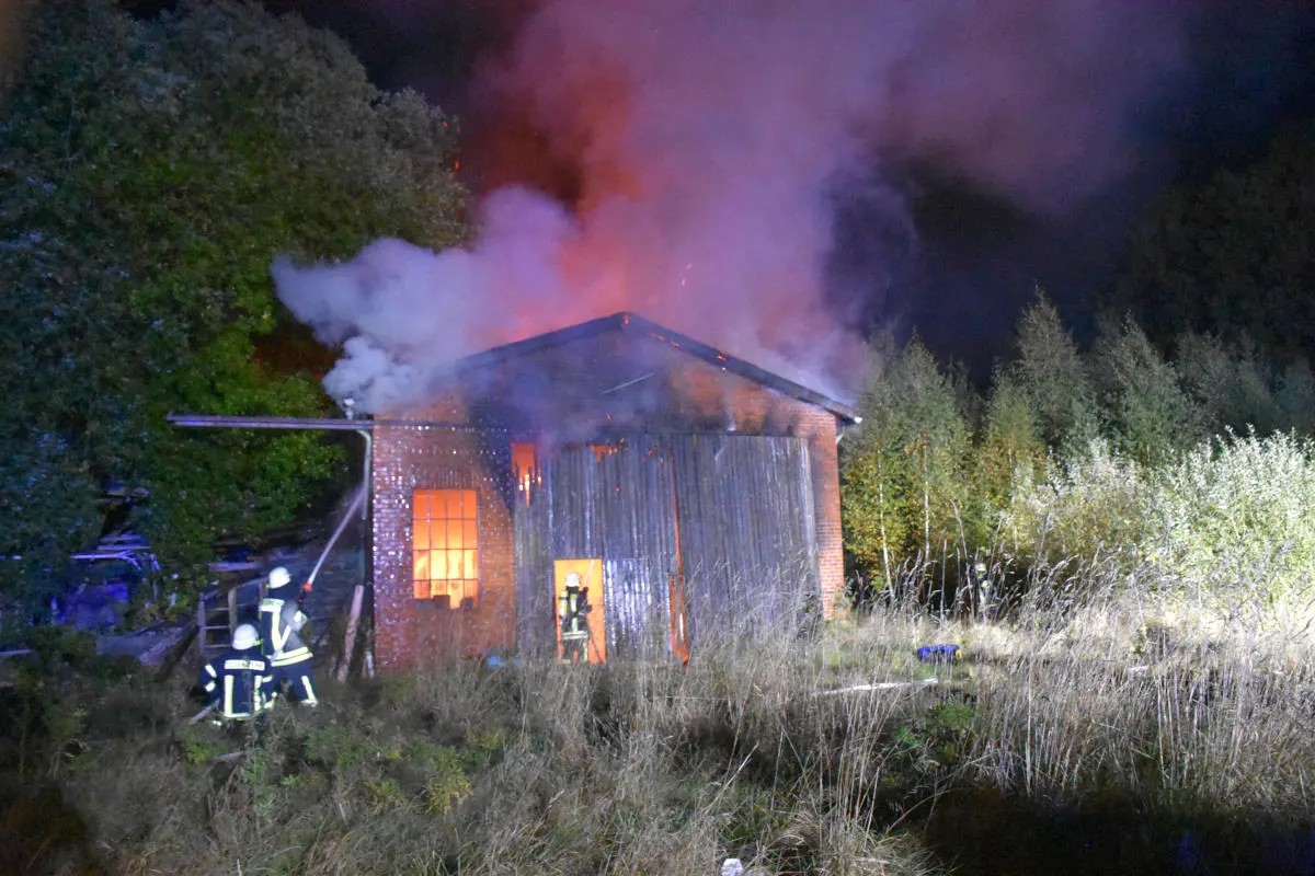 Tiste – Lagerhalle steht in Flammen