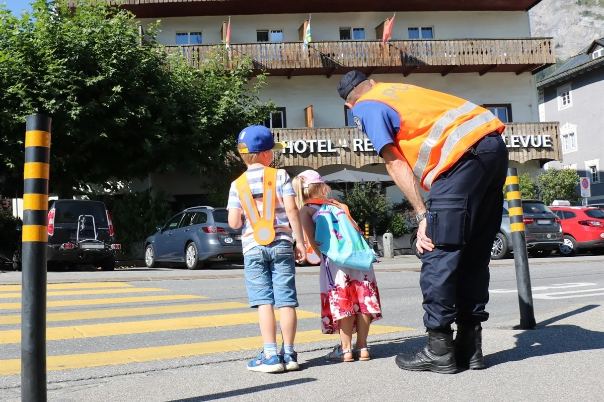 Graubünden - Verkehrsunterricht mit der Polizei in den Kindergärten abgeschlossen