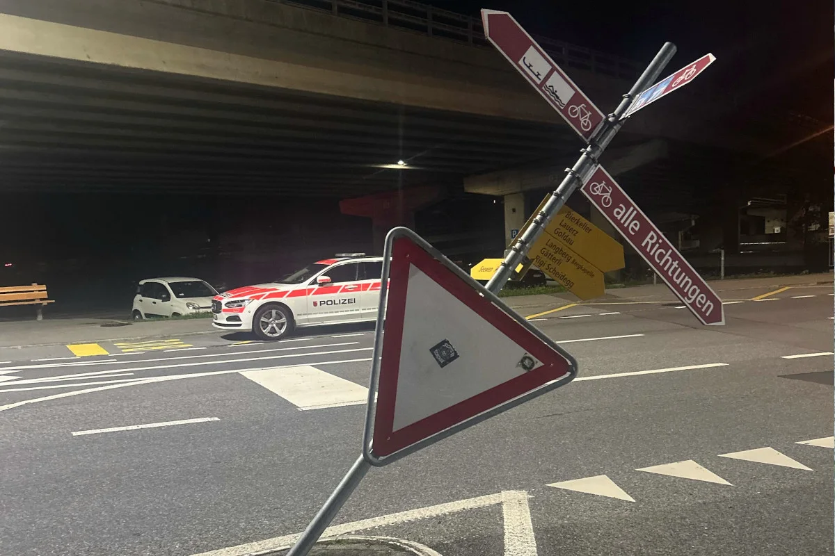 Seewen SZ – Mit Subaru in Signalisationstafel gekracht