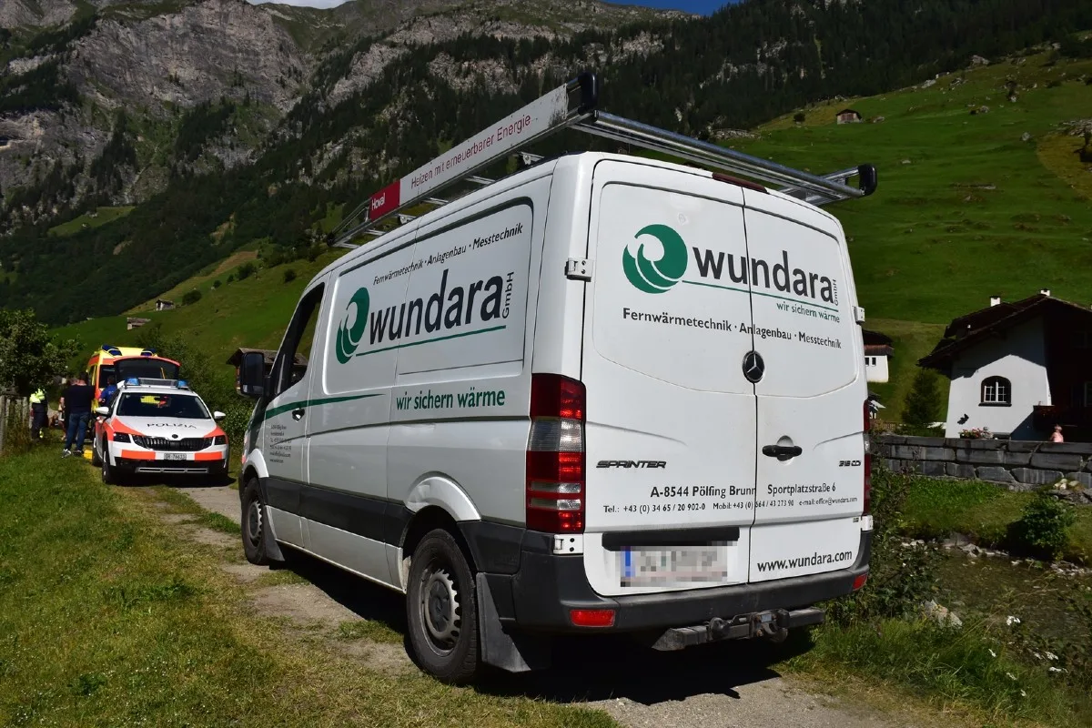 Vals GR - Beim Rückwärtsfahren wurde eine Frau mit Hund verletzt
