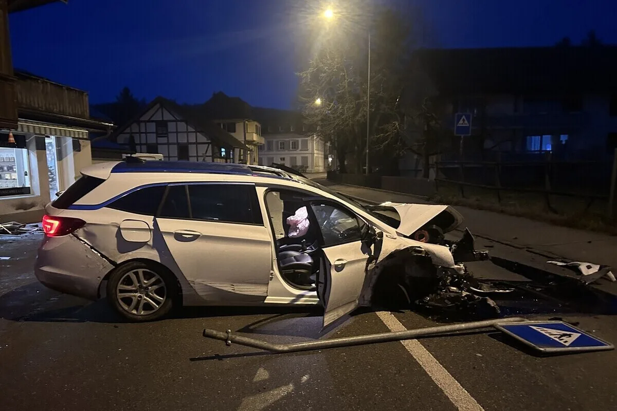 Worben BE – Auto kracht bei Unfall in Hausmauer
