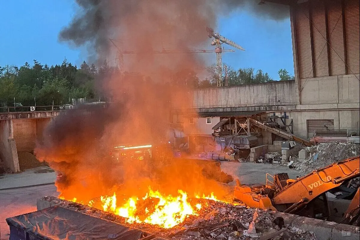 Birsfelden BL - Brandausbruch in einer Abfallentsorgungsstelle 