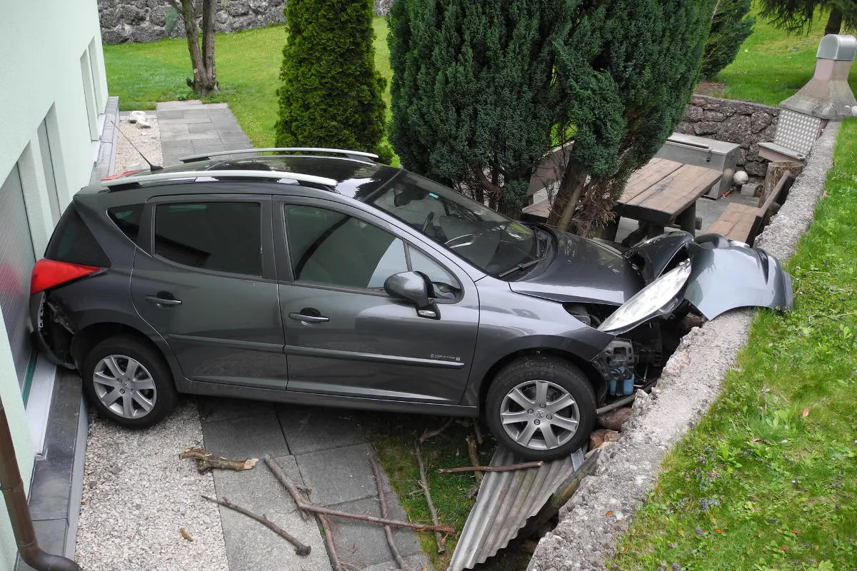 Goldau SZ - Auto macht sich selbstständig und rollt gegen Hausfassade