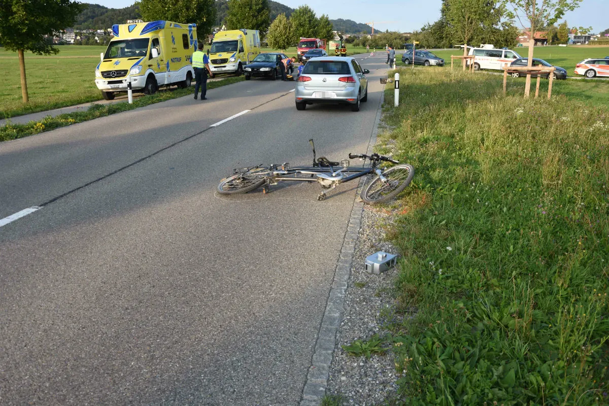 Zuzwil SG - Auto erfasst Tandem-Elektrofahrrad