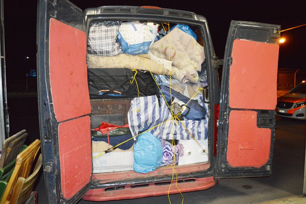 Total überladen in Stans NW  auf der Autobahn A2 erwischt - Der Lieferwagen platze aus allen Nähten!