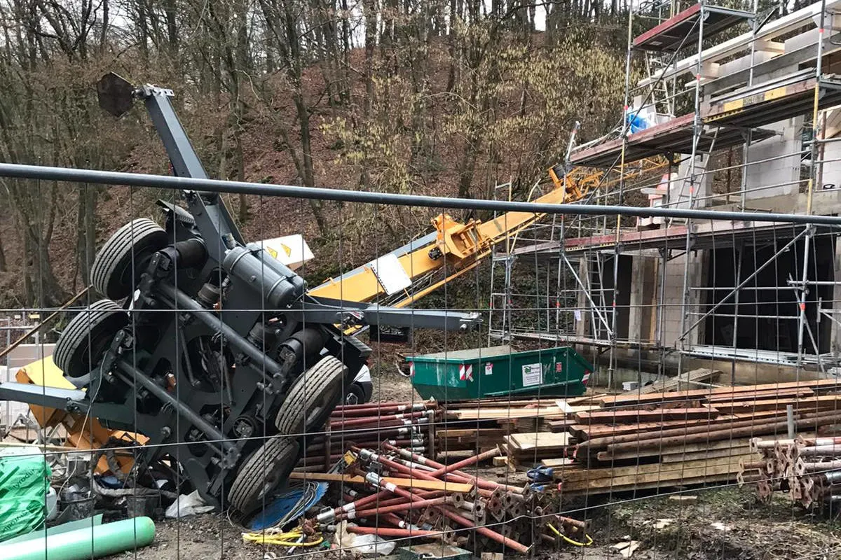 Erkrath – Baukran stürzt auf Neubau