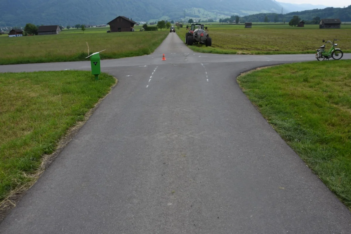 Rufi SG - 17-Jährige auf dem Mofa von Traktorfahrer übersehen und verletzt!