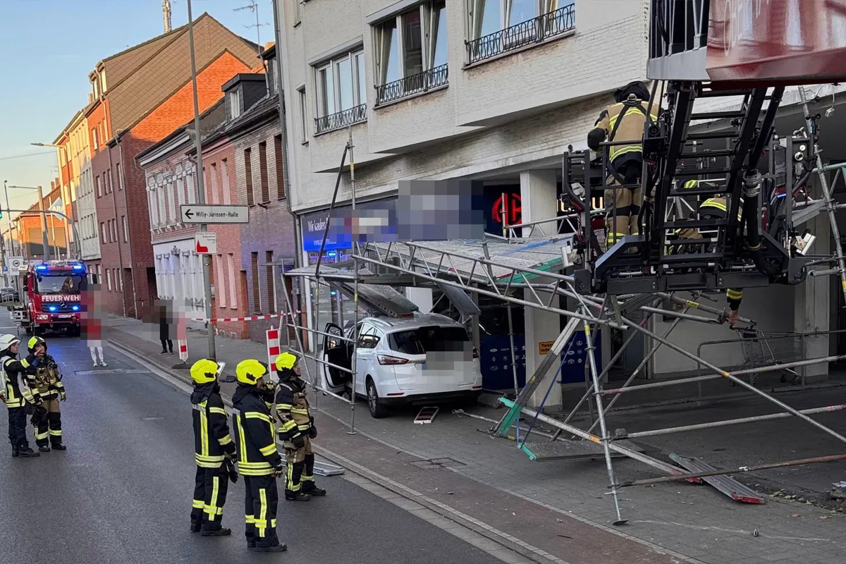 Oberhausen NW – Fahrerin kracht in Baugerüst und Schaufenster