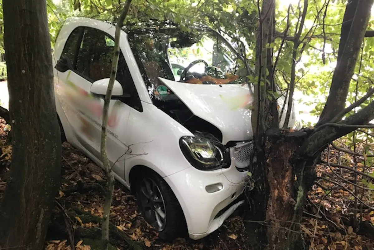 Unfall in Kaiserslautern – Gegen Baum gefahren