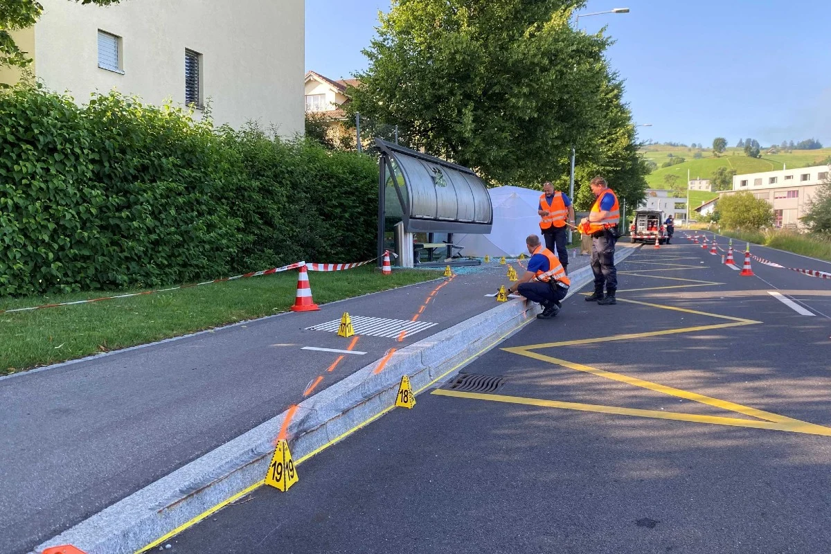 Tragödie in Baar ZG - Fussgänger bei Bushaltestelle von Auto erfasst und tödlich verletzt