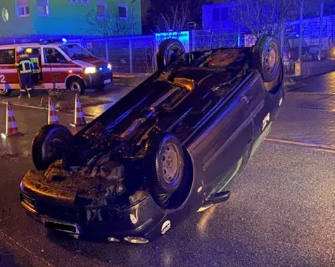 Neustadt/Weinstraße – Auto liegt auf dem Dach