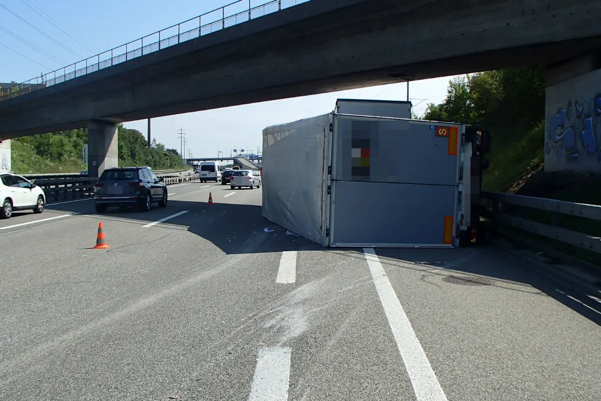 Spreitenbach/A1- Alkohol im Spiel? Lastwagenlenkerin nickt am Steuer ein