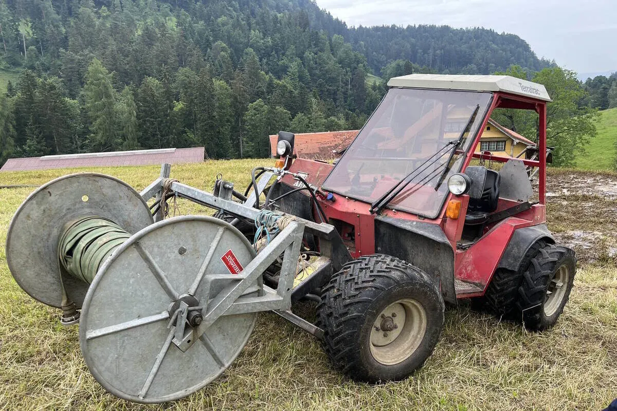 Krinau SG - Unter das Rad eines Motorkarrens geraten