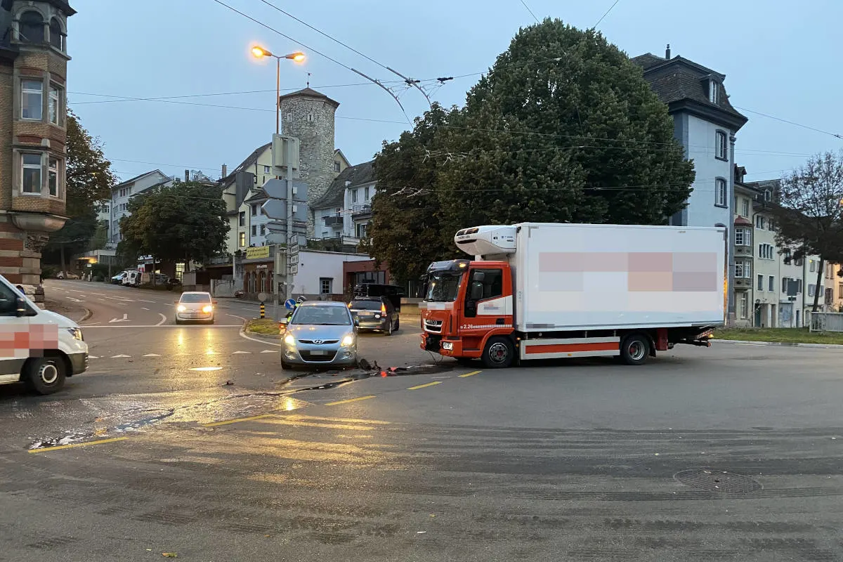 Stadt Schaffhausen – Kollision zwischen Lastwagen und Auto aufgrund Rotlichtmissachtung