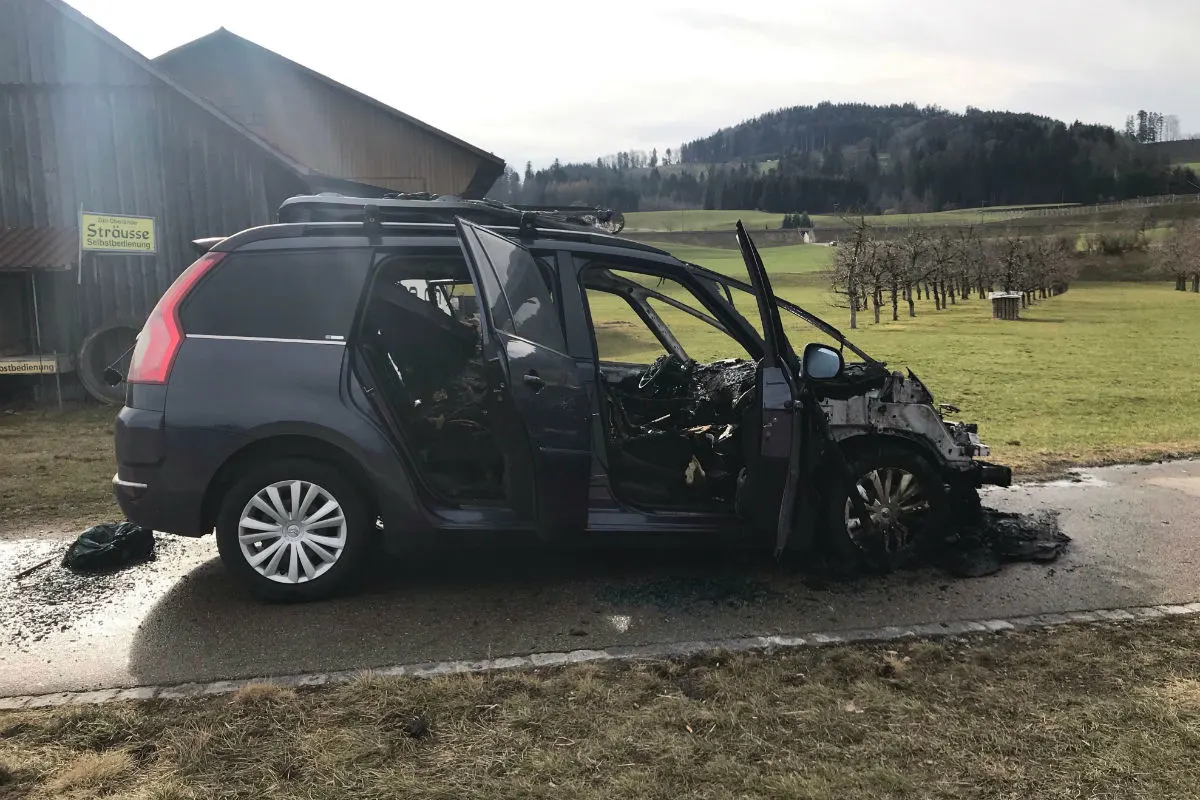 Bazenheid SG - Auto brennt vollständig aus