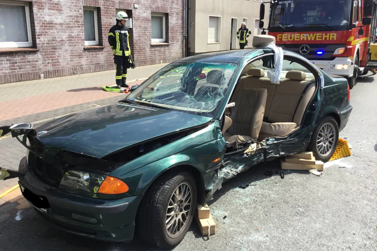 Zwei Verletzte bei schwerem Verkehrsunfall