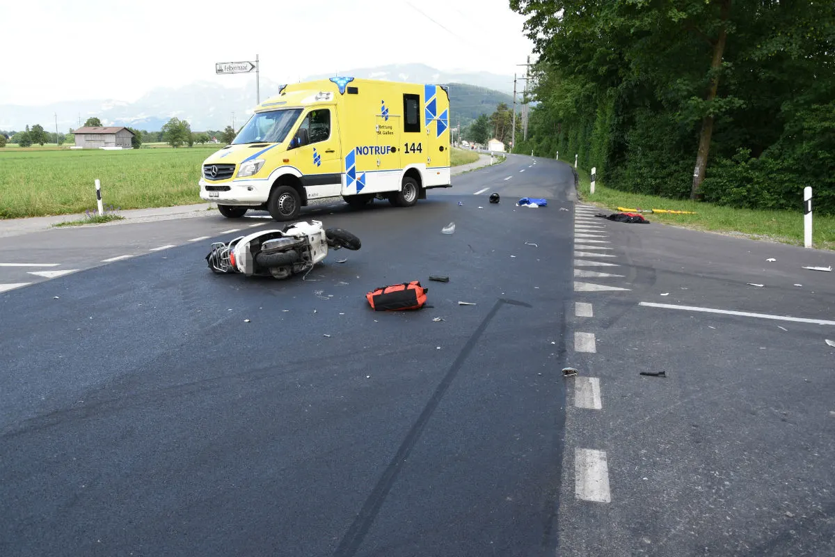 Oberriet SG - Rollerfahrer bei Kollision schwer verletzt