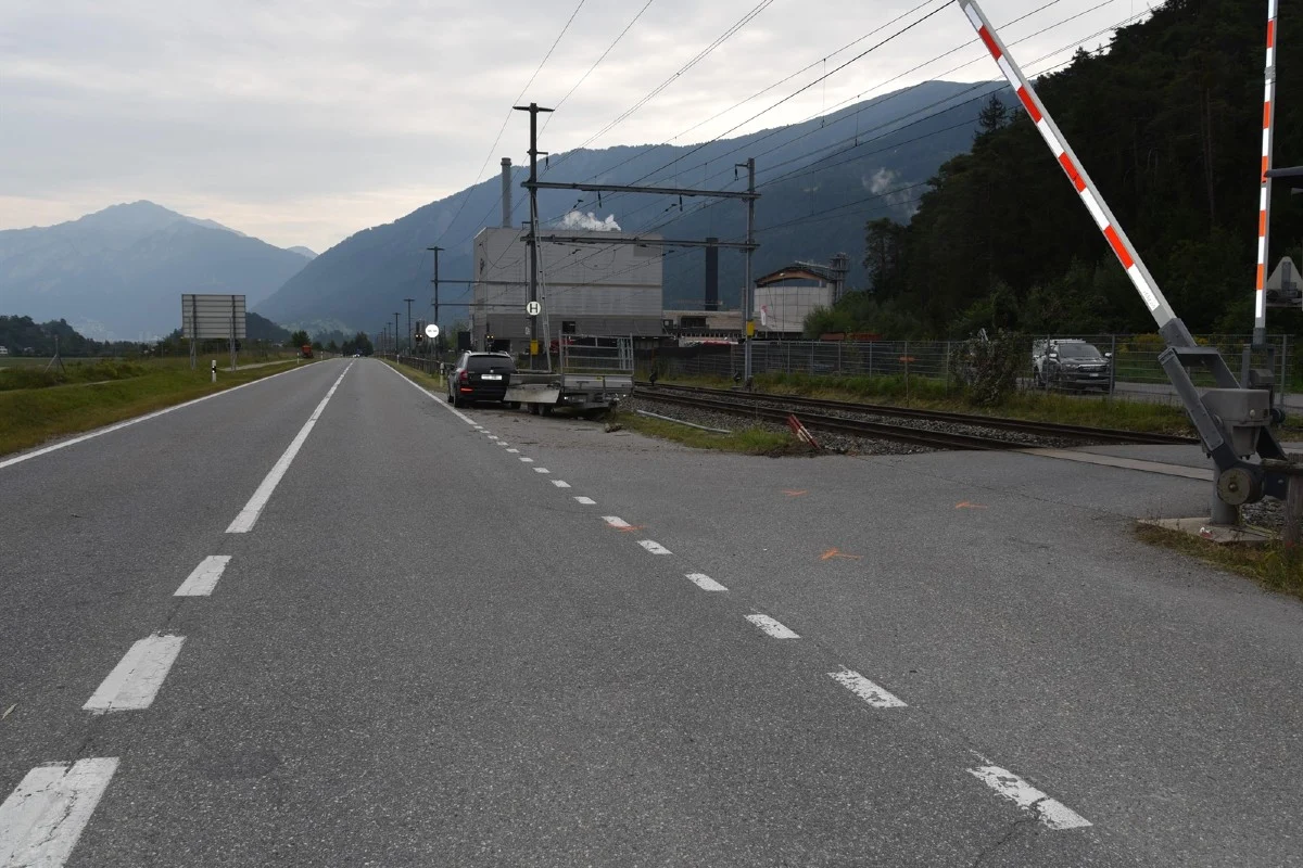 Domat/Ems GR - Zug kollidiert mit Anhänger auf Bahnübergang