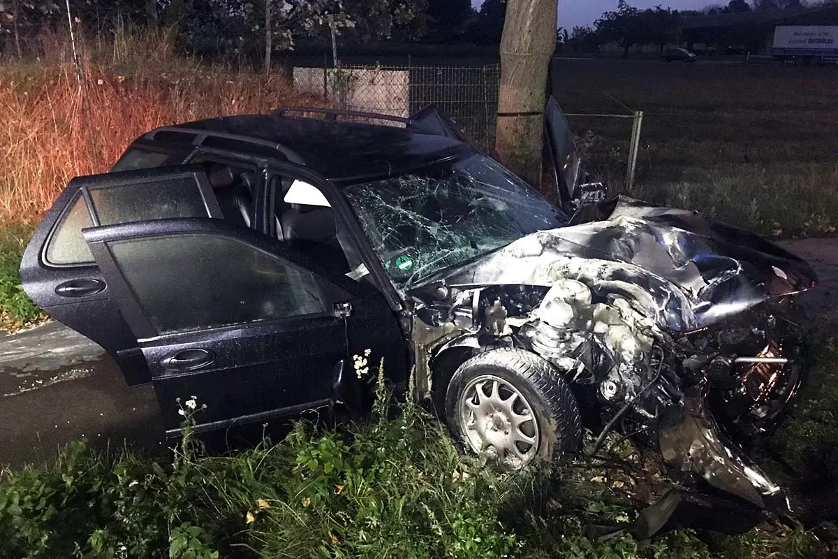 Bedburg-Hau - Fahrzeugbrand nach Verkehrsunfall - Fahrerinnen werden bei Zusammenstoß verletzt