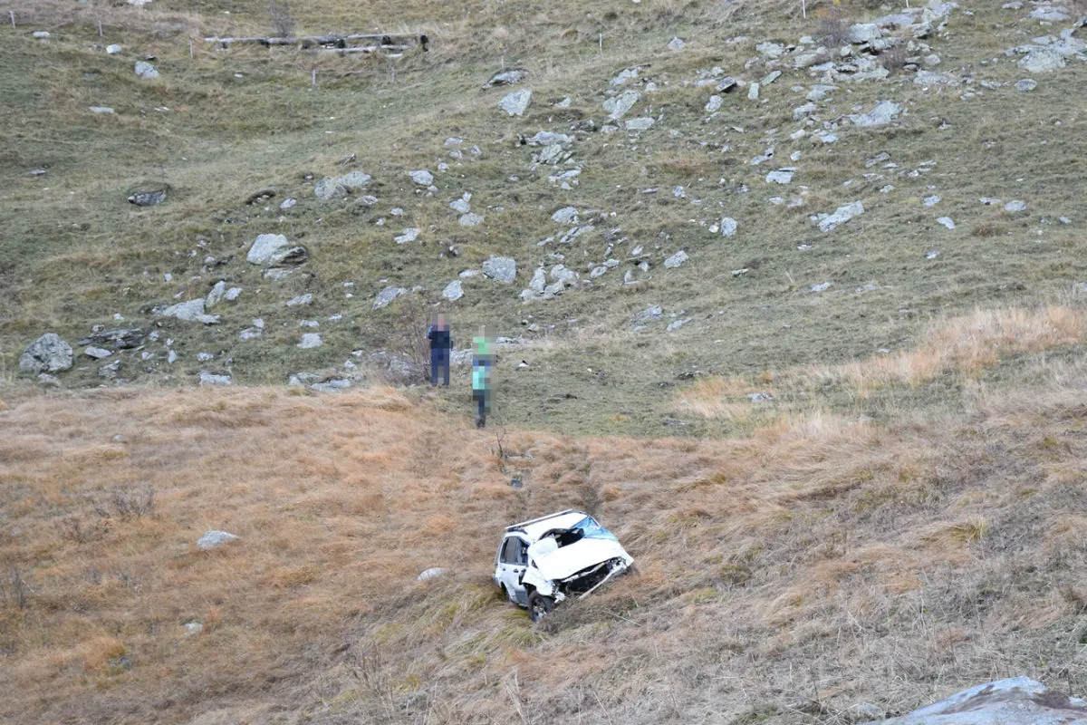 Unfall Vals GR  - 27-Jährige fährt über Strassenrand in die Tiefe!