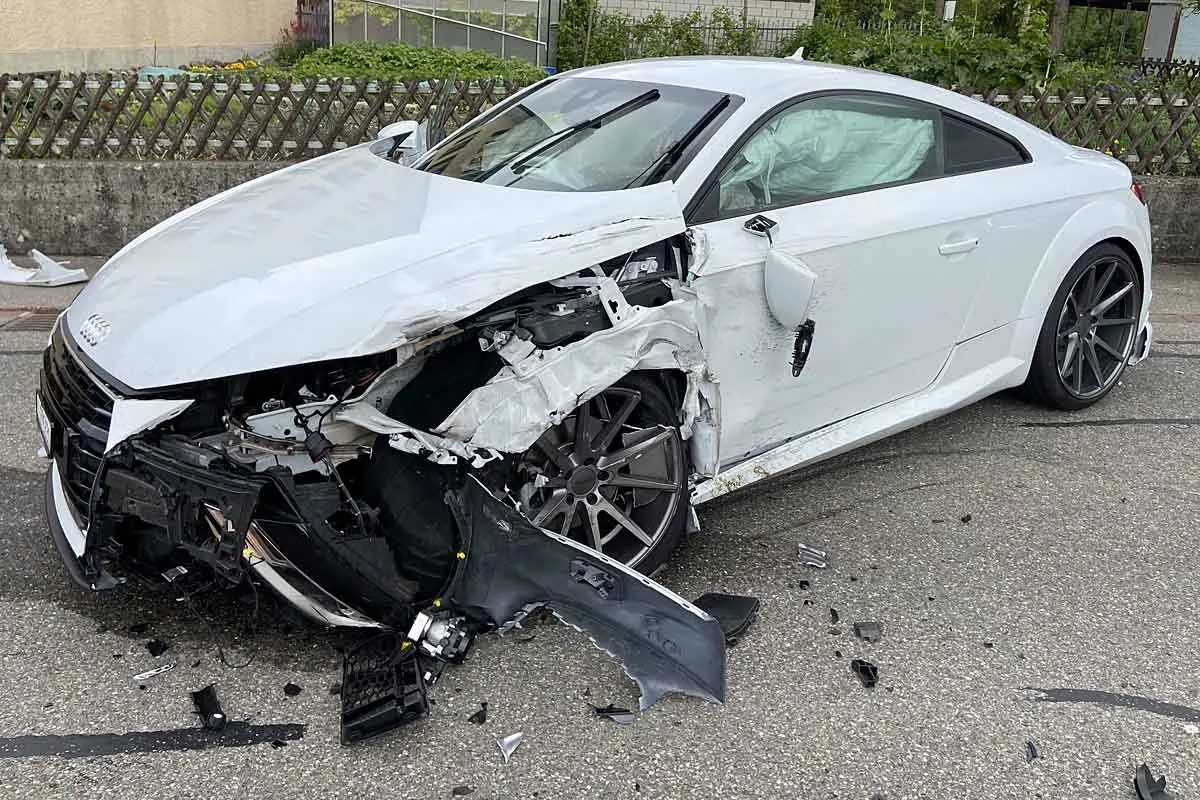 Büttikon AG - Frontalcrash zwischen Audi und Toyota!