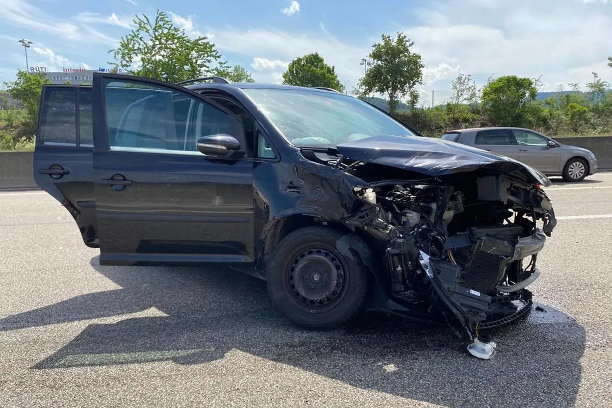 A2 Pratteln BL – Verkehrsunfall mit drei beteiligten Fahrzeugen