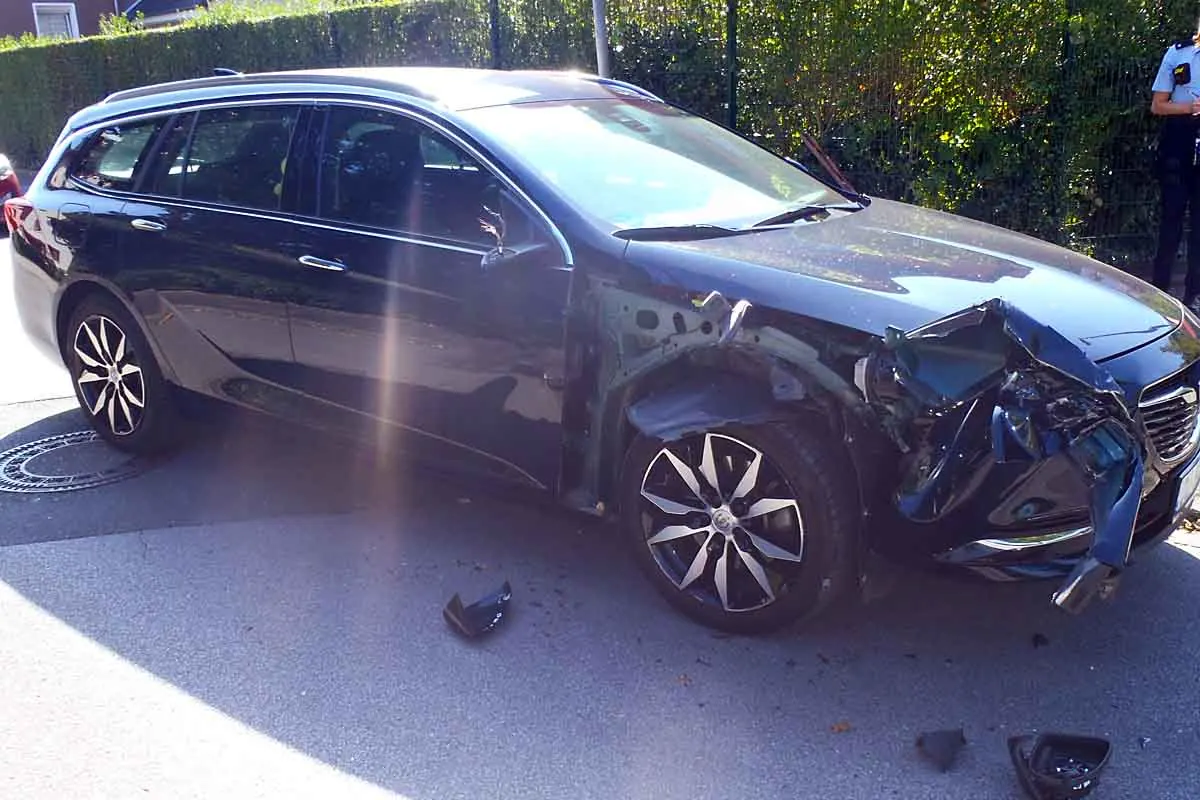 Hochfeld - Lkw stößt gegen geparktes Auto und fährt weiter - Zeugen gesucht