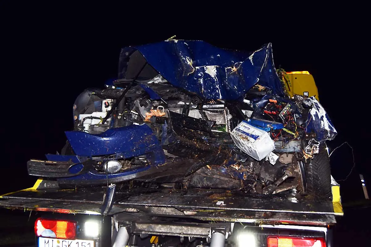 Zwei Schwerverletzte in Diepenau - Pkw kommt von Fahrbahn ab und prallt gegen einen Baum